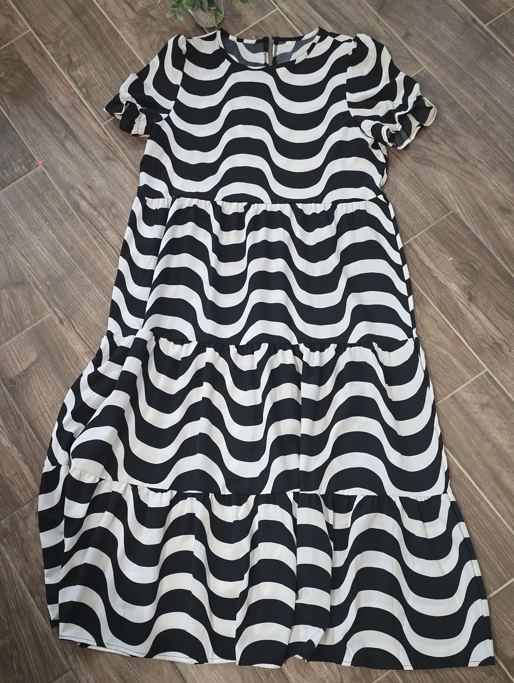 Women's Black & White Wave Tiered Maxi Dress
